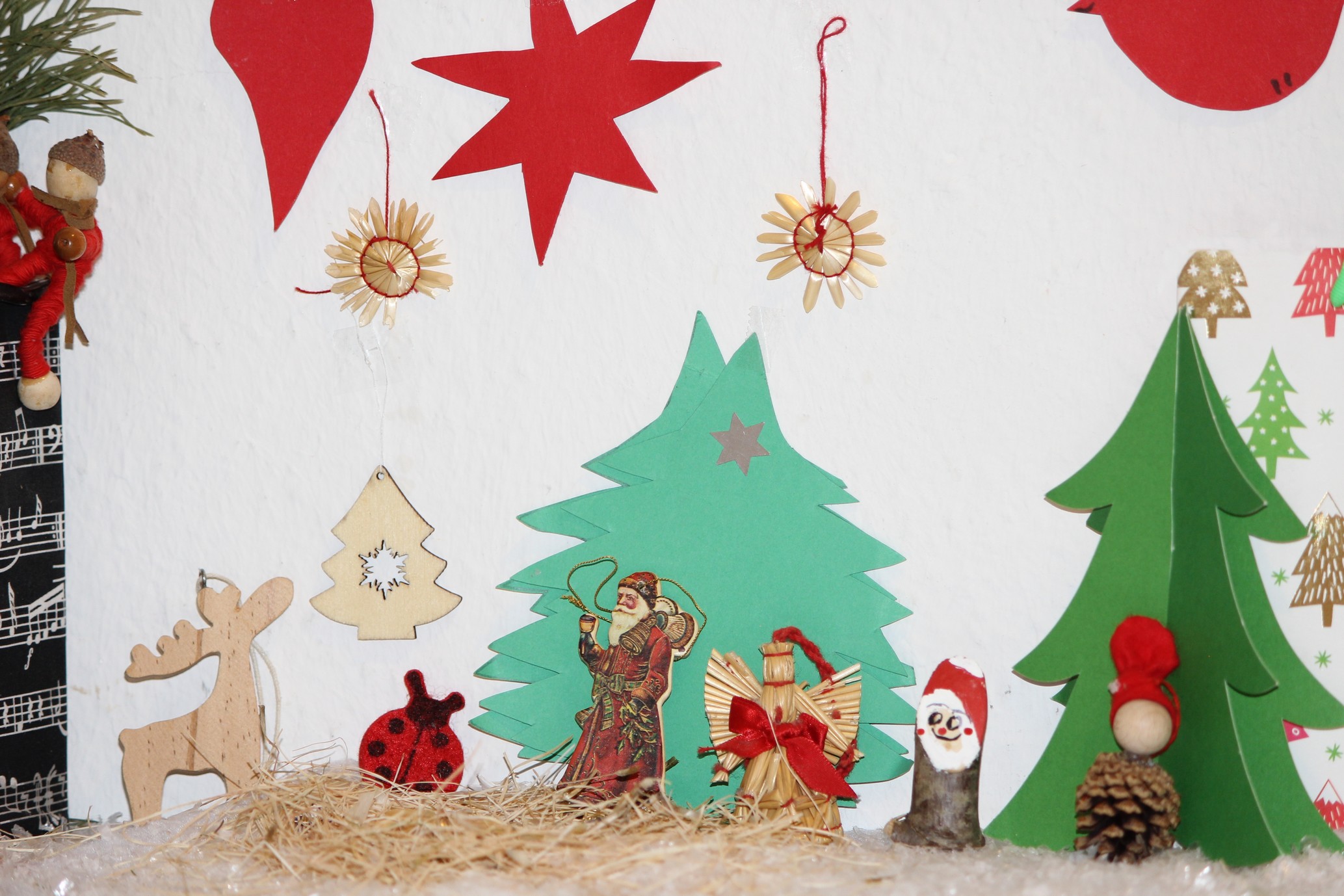 Weihnachtskrippe mit Figuren und Sternen